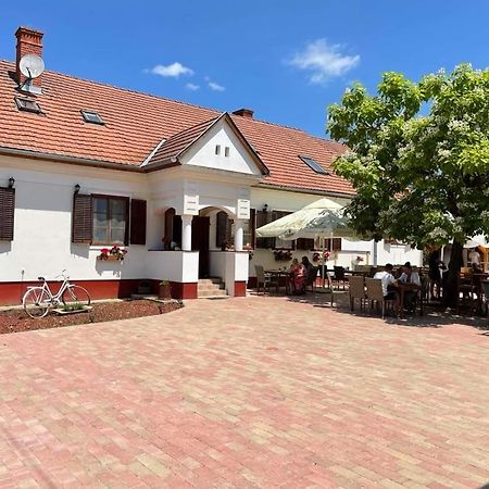 Bed and Breakfast NOBLE'S Panzió és Étterem Nemesnép Esterno foto