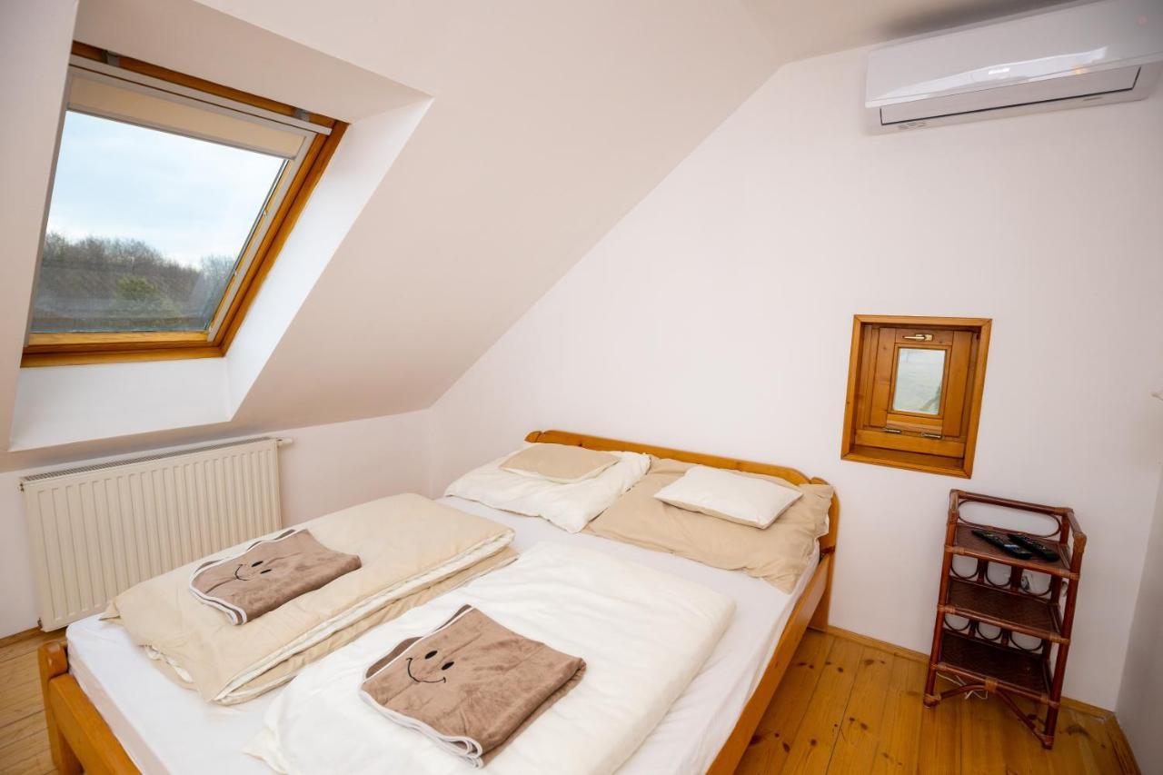 Bed and Breakfast NOBLE'S Panzió és Étterem Nemesnép Esterno foto