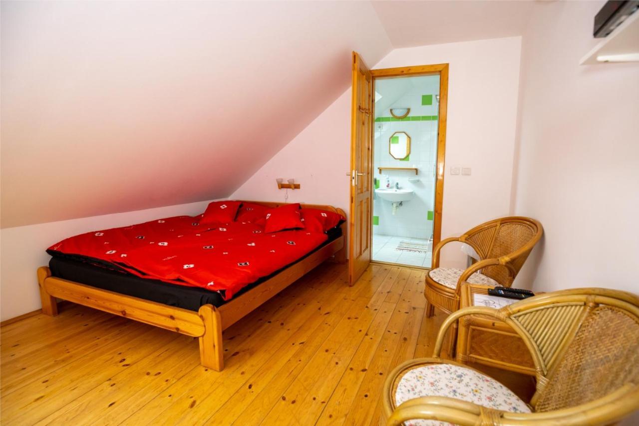 Bed and Breakfast NOBLE'S Panzió és Étterem Nemesnép Esterno foto
