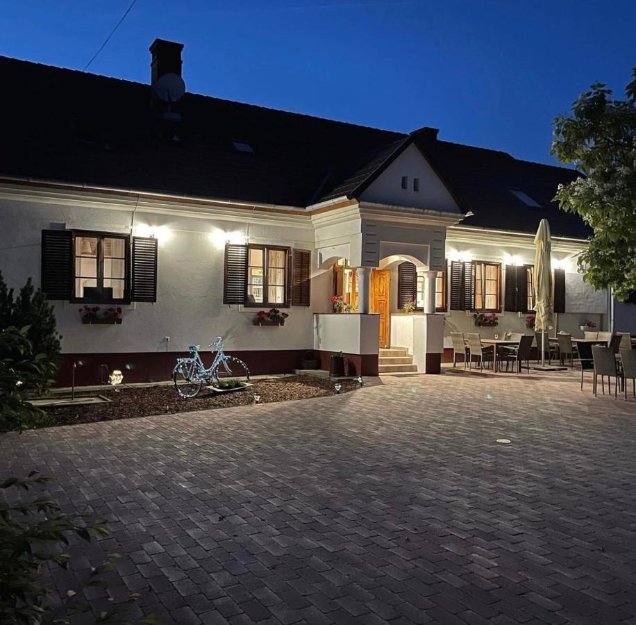 Bed and Breakfast NOBLE'S Panzió és Étterem Nemesnép Esterno foto